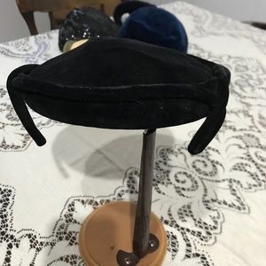 Vintage 1930s velvet pillbox hat
